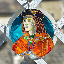 A Ricardian stained glass suncatcher hangs on garden trellis, featuring a colourful portrait of King Richard III of England